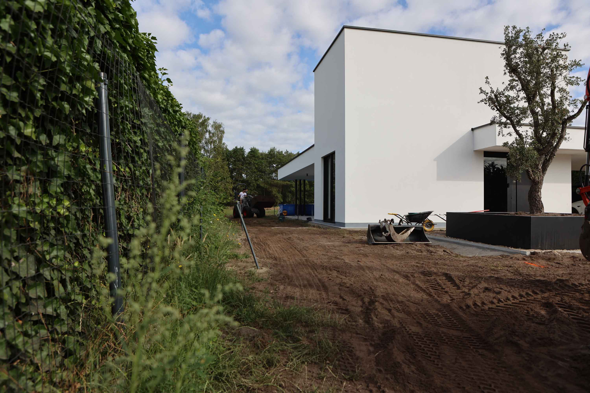 Aanleg en grondwerk van de tuin door Hoffelijk