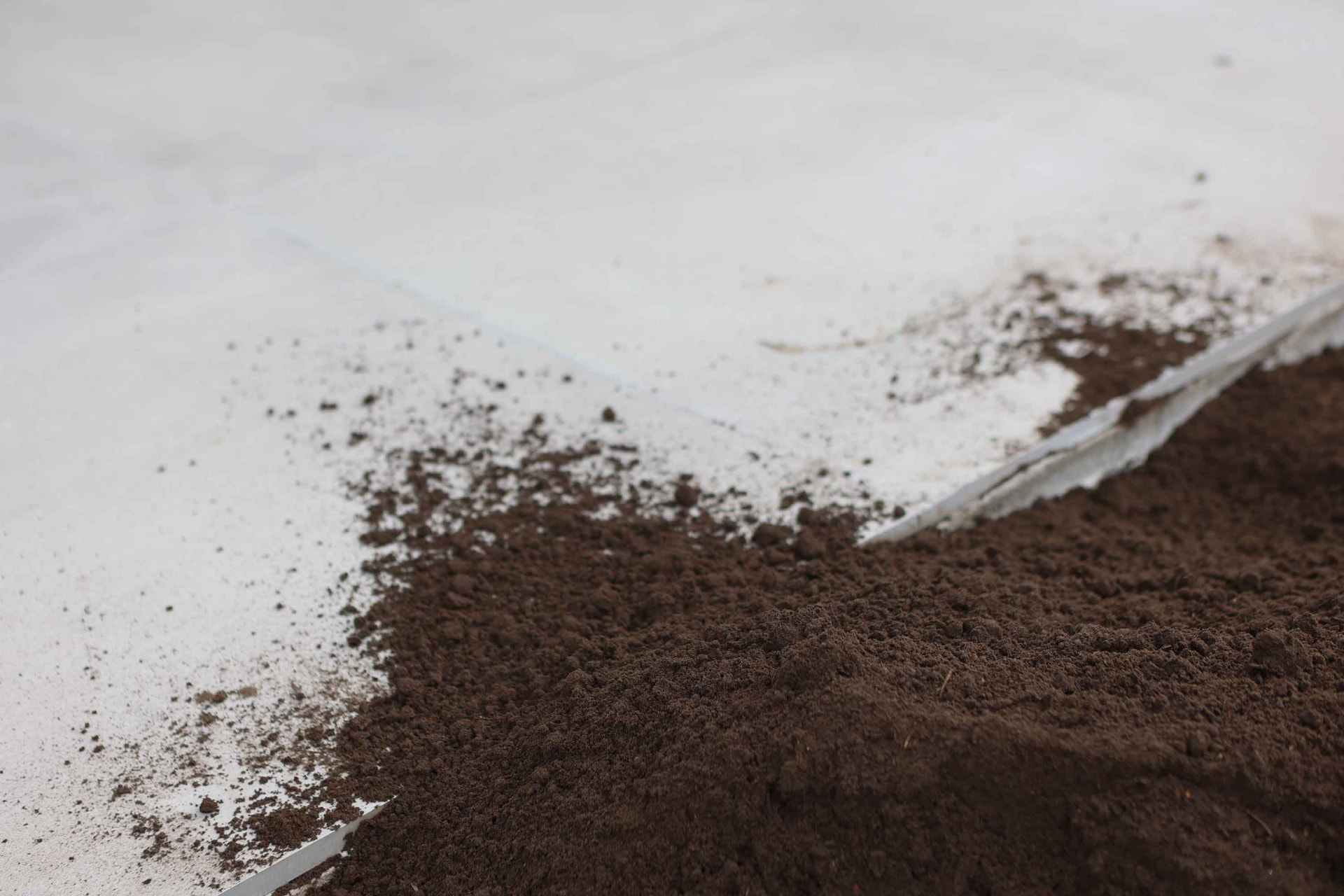 Grondwerk en opbouw van de tuin tijdens de aanleg
