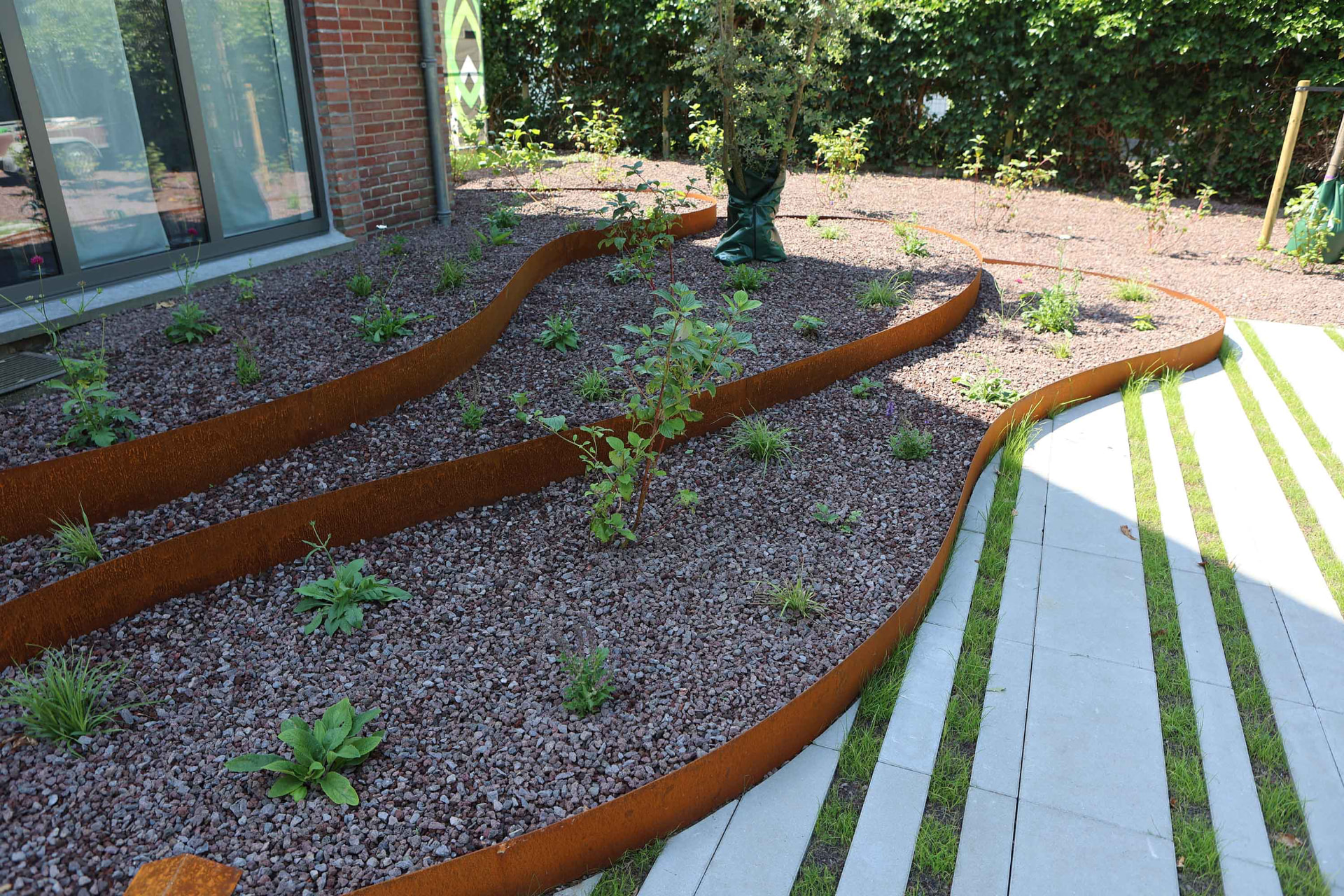 Beplanting en afwerking van de tuin door Hoffelijk