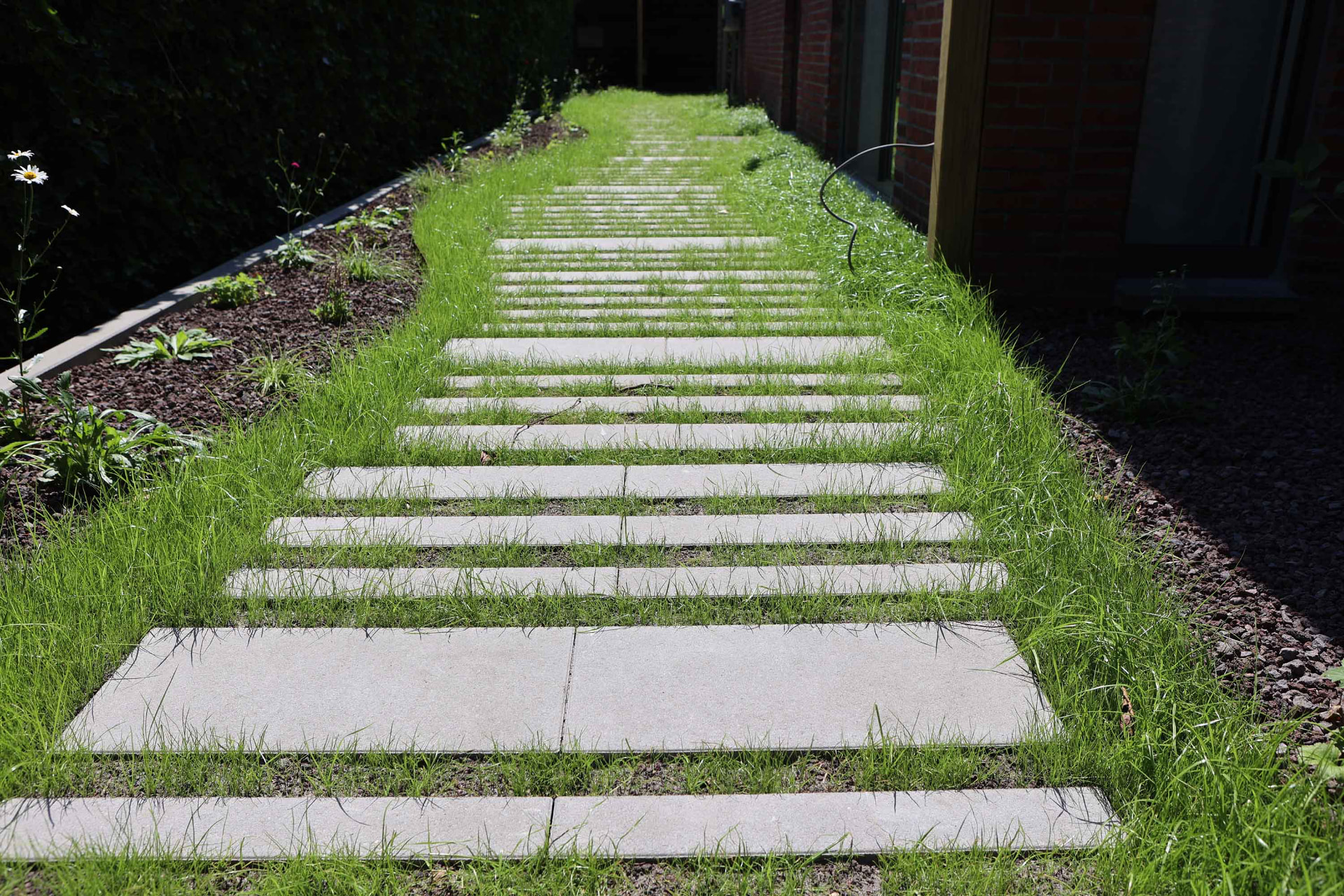 Beplanting en afwerking van de tuin door Hoffelijk